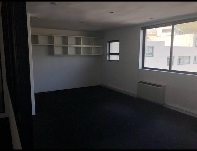 133M² OFFICE TO LET IN SEA POINT